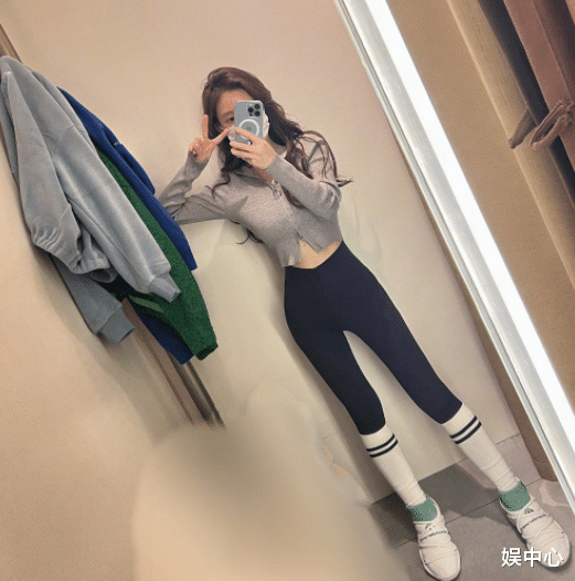 新自拍,晒出秋裤照秀出完美身材,前凸后翘风格变化大_舞蹈_歌曲_紧身