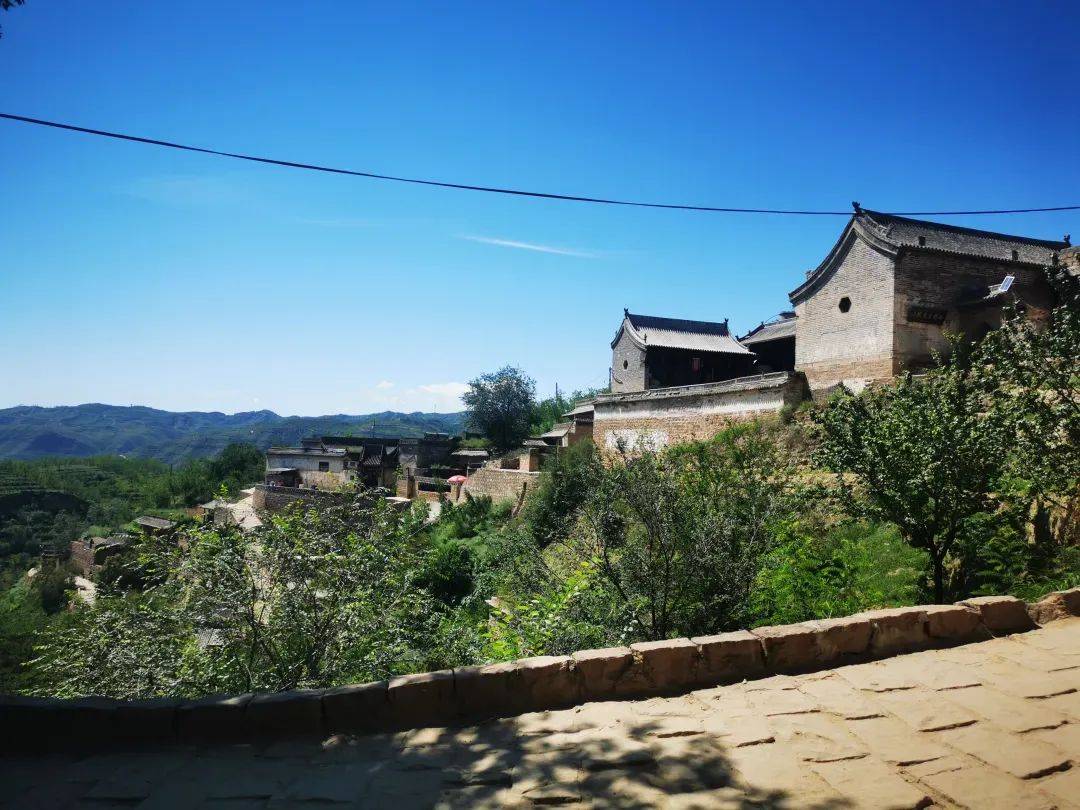 永宁古寨位于陕西省延安市志丹县永宁镇甘志公路旁(甘泉县—志丹县)的