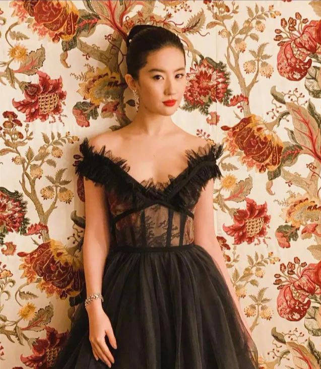 穿深v礼服现身国外,身材凹凸好惊艳_的设计_上半身_感觉