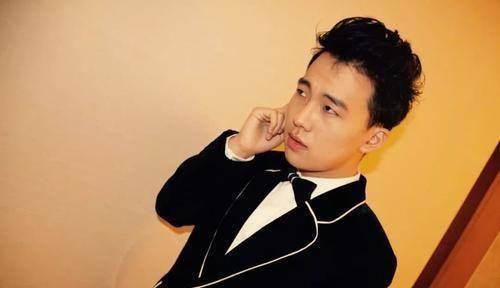 郭麒麟开豪车现身,他的车是父亲给他买的还是自己买的?