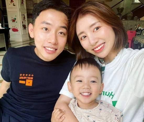 奥运冠军邹凯老婆怀二胎,晒全家福显甜蜜,一家三口笑容灿烂_周捷_体操