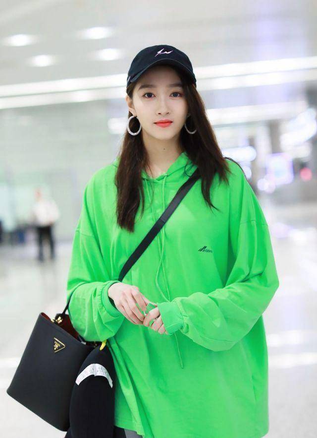 关晓彤"降温"穿搭,清新绿色卫衣配拼接健美裤,亮眼吸睛超少女_白色