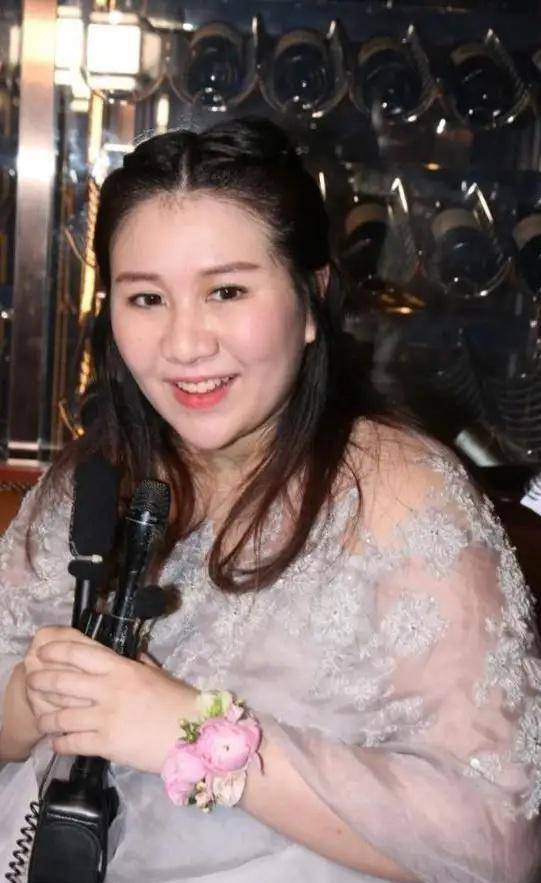 赌王女何超盈挺巨肚参闺蜜婚礼,网友:不生三胞胎都对不起这身材_大