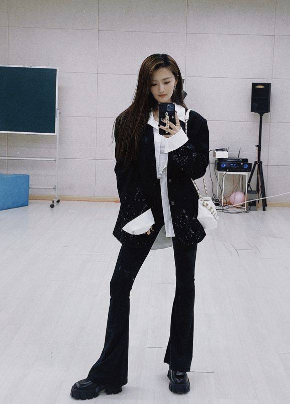 在我认识的女明星里,徐璐身材算是那种超瘦的类型了,身高1米66体重却