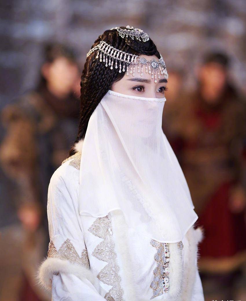 斛珠夫人:杨幂好适合古装,异域嫁衣造型一出,观众梦回王昭君_时候