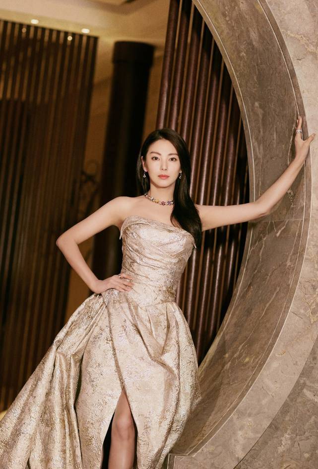 张雨绮晒运动照大晒马甲线,身材甚佳仿如20岁!_微博_外貌_衬衣