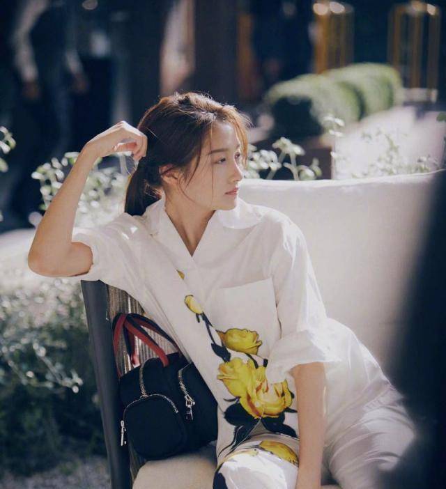 关晓彤"睡衣风"造型现身米兰,整体风格舒适又安逸,很时尚_黄玫瑰_白色