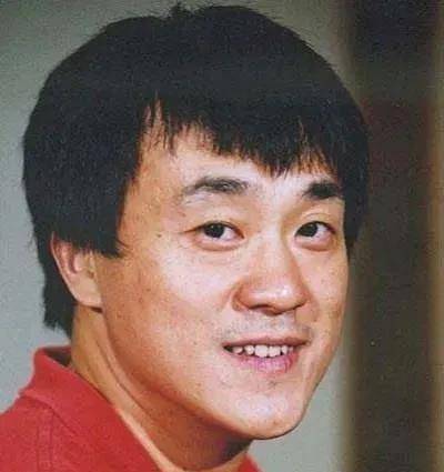 何冰《后浪》火了,他和胡军徐帆江珊同学,妻子是暗恋14年的同桌_孩子