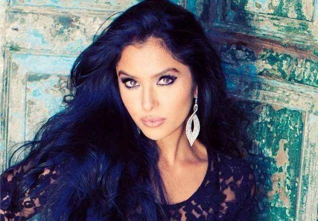 一名人堂级球员进入瓦妮莎家,还与她们亲密互动!