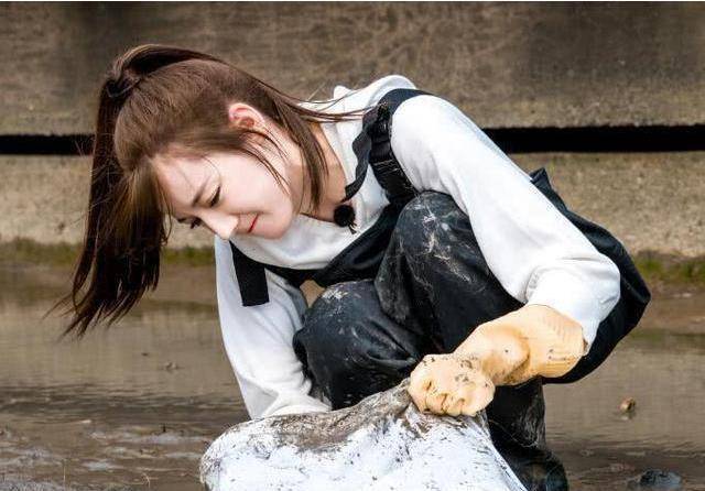 之后迪丽热巴向岳云鹏索要,被拒绝了,面对美女的要求也是挺难为情的