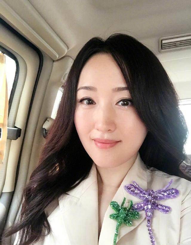 46岁杨钰莹机场秀穿出无数妹子的痛啊_照片_上衣_显得