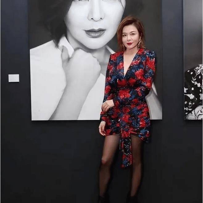 不服老的关之琳挑战女子装,黑色丝袜搭配碎花连衣裙惹争议!