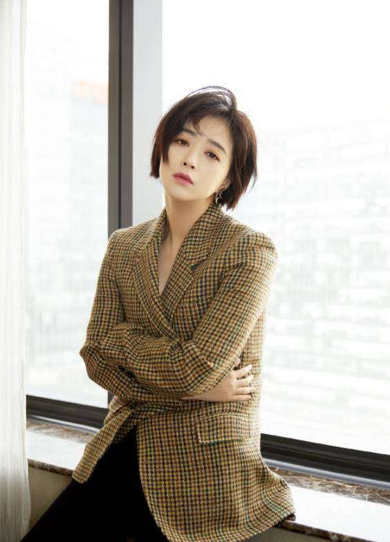 蒋欣短发清爽利落,与之前丰腴形象差别大,微胖女生学她这么穿_身材