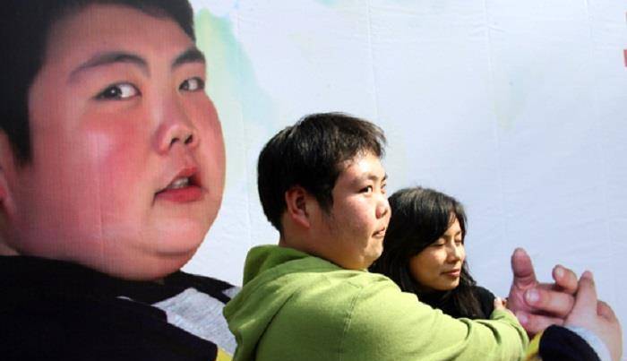 2003年因一表情火爆全网的小胖,闯荡娱乐圈近10年