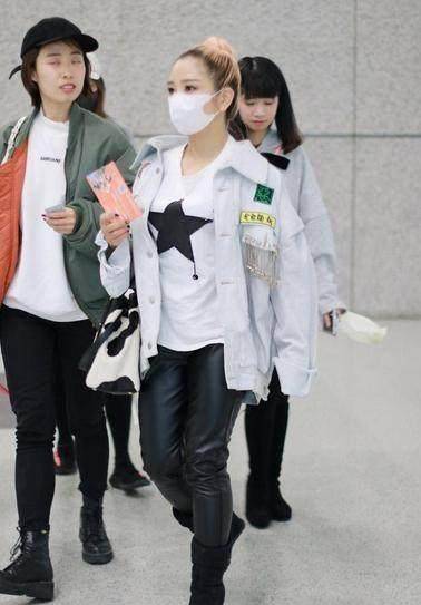 何洁机场穿衣"相当粗暴",获赫子铭接机莫非两人复合了?