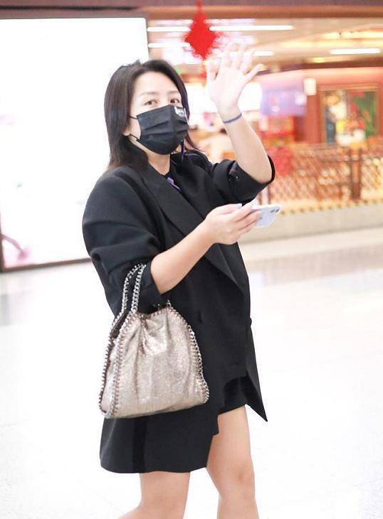 何洁独自现身机场,穿宽松西装难掩小腹隆起,身材发福_刁磊_西服_同类