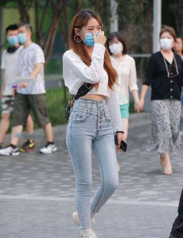 街边美女的另类造型,露脐长袖 牛仔裤,身着纤细的"小蛮腰"_配饰_魅力