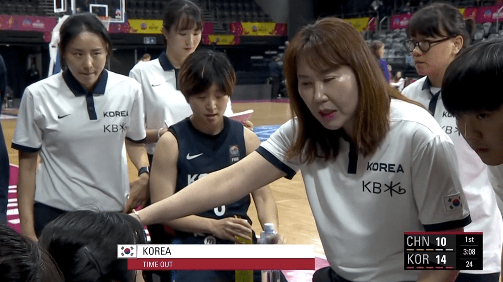 队的那个美女教练郑先珉确实是显得有点小丑了,上半场领先中国女篮