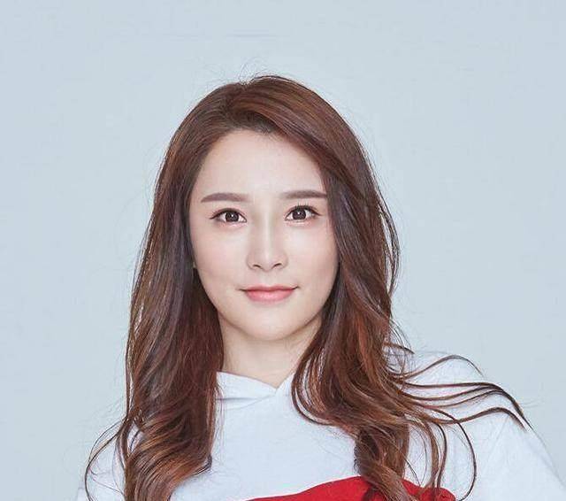 江璟儿是93年的浙江人,虽然名声不好但跳舞很棒,性