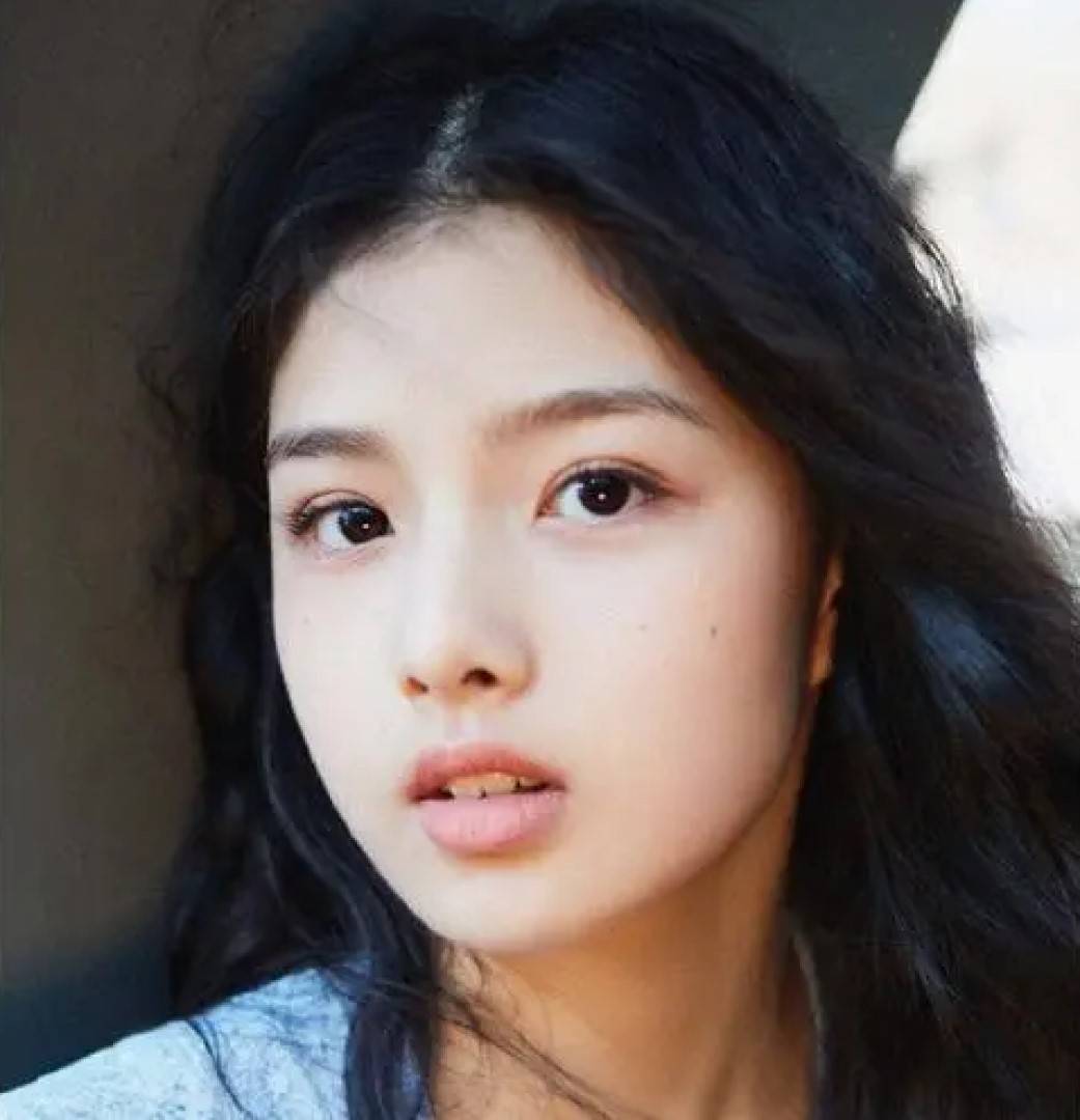 当然,我个人也有一点看法,个人感觉她现在的长得和欧阳娜娜类似,注意