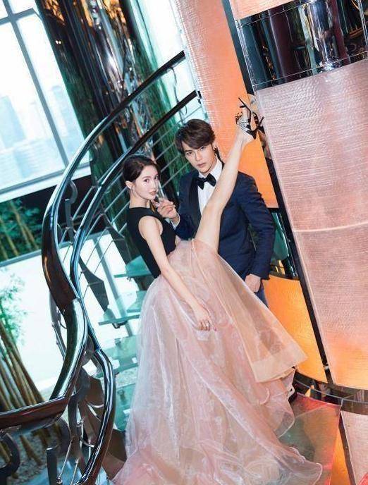 金晨一字马壁咚,李施嬅用双腿去弹钢琴,唯有杨幂最为甜美_景甜_柳岩