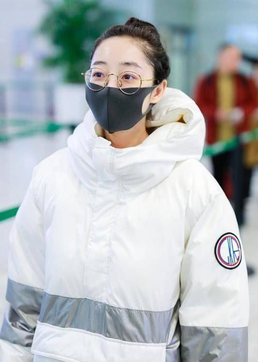 蒋梦婕素颜出门,穿臃肿的羽绒服变"太空人",配白色裤子好美!