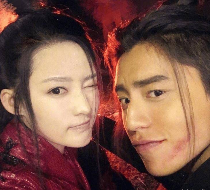 《狼殿下》超强售后,李沁王大陆同晒合照,两人动作却很亲密!