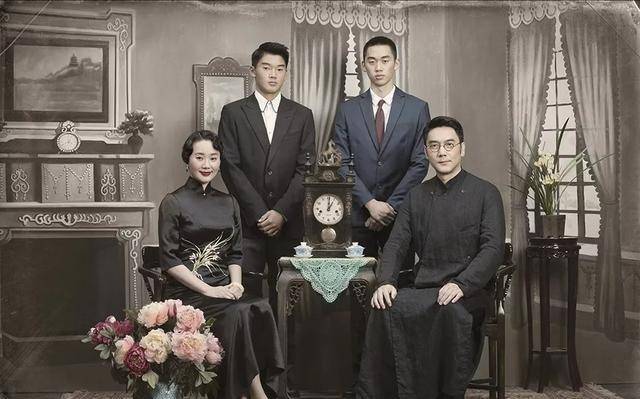 林依轮晒民国风全家福,妻子温婉端庄,两个儿子帅气极了_穿着_广东音乐