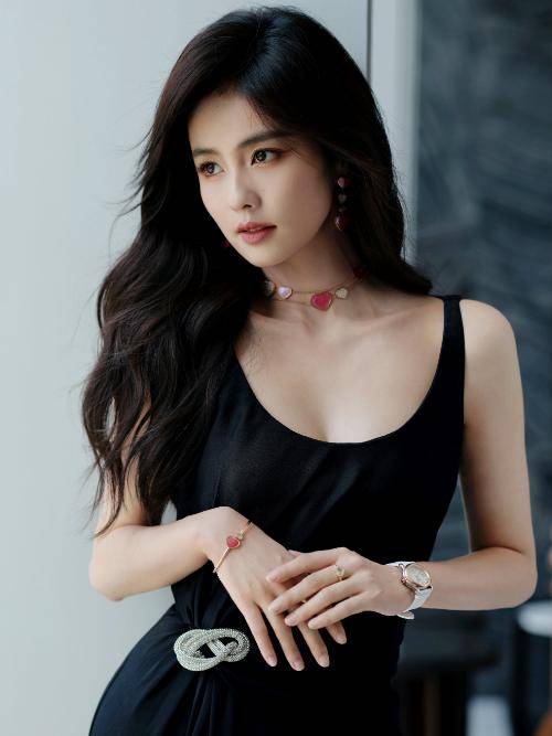 白鹿越过旁人头顶敬酒,尽显低情商,网友:上不了台面_活动_品牌_明星