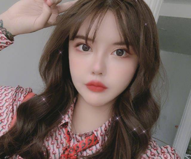 韩安冉出席活动花一小时p美图,下一秒就被路人照打脸,脸崩了_照片