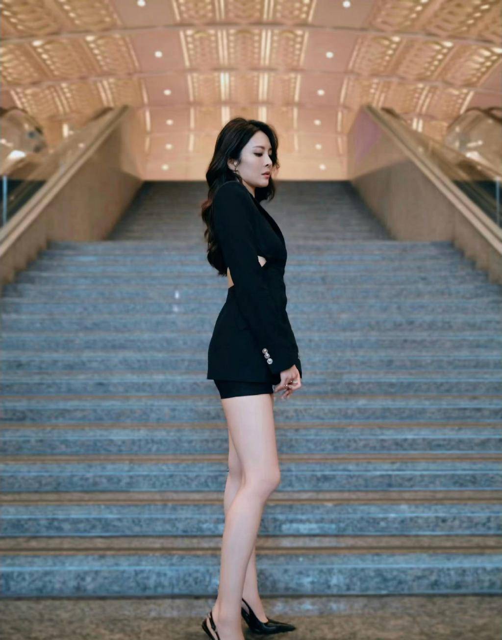 tvv女星张曦雯身着黑色西装短裙出席活动,她聪明大方,魅力十足