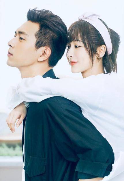 下面是两人的对话,李现:"你最近是不是有变胖了",杨紫:"没有啊,为什么