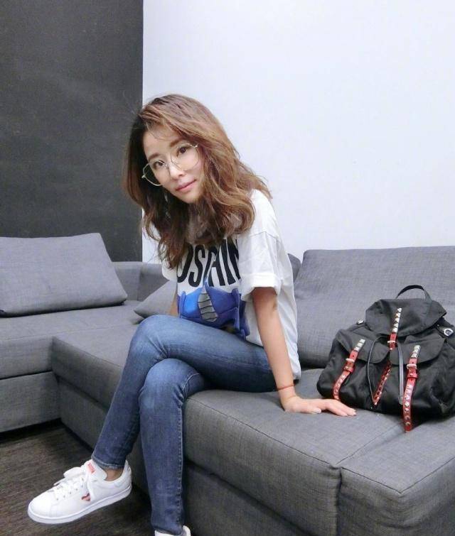 都知道林心如是一个特别会凹造型的女星,近日她更新出来了一组新照片