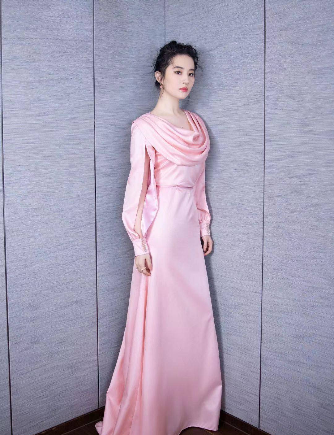 刘亦菲参加线下活动美呆路人!