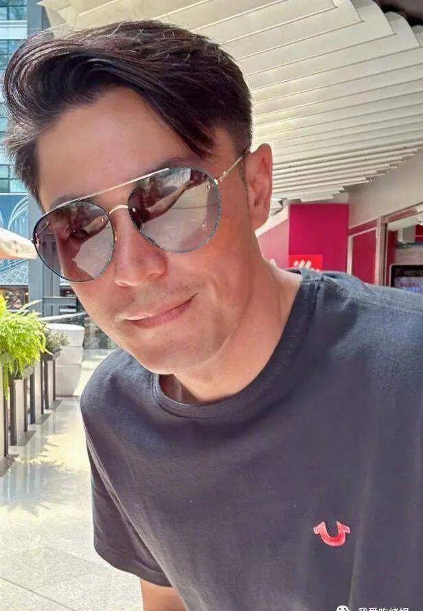 霍建华被偶遇,43岁依旧帅气不减,稀疏白发抢镜!