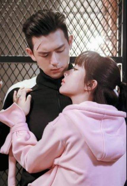 下面是两人的对话,李现:"你最近是不是有变胖了",杨紫:"没有啊,为什么