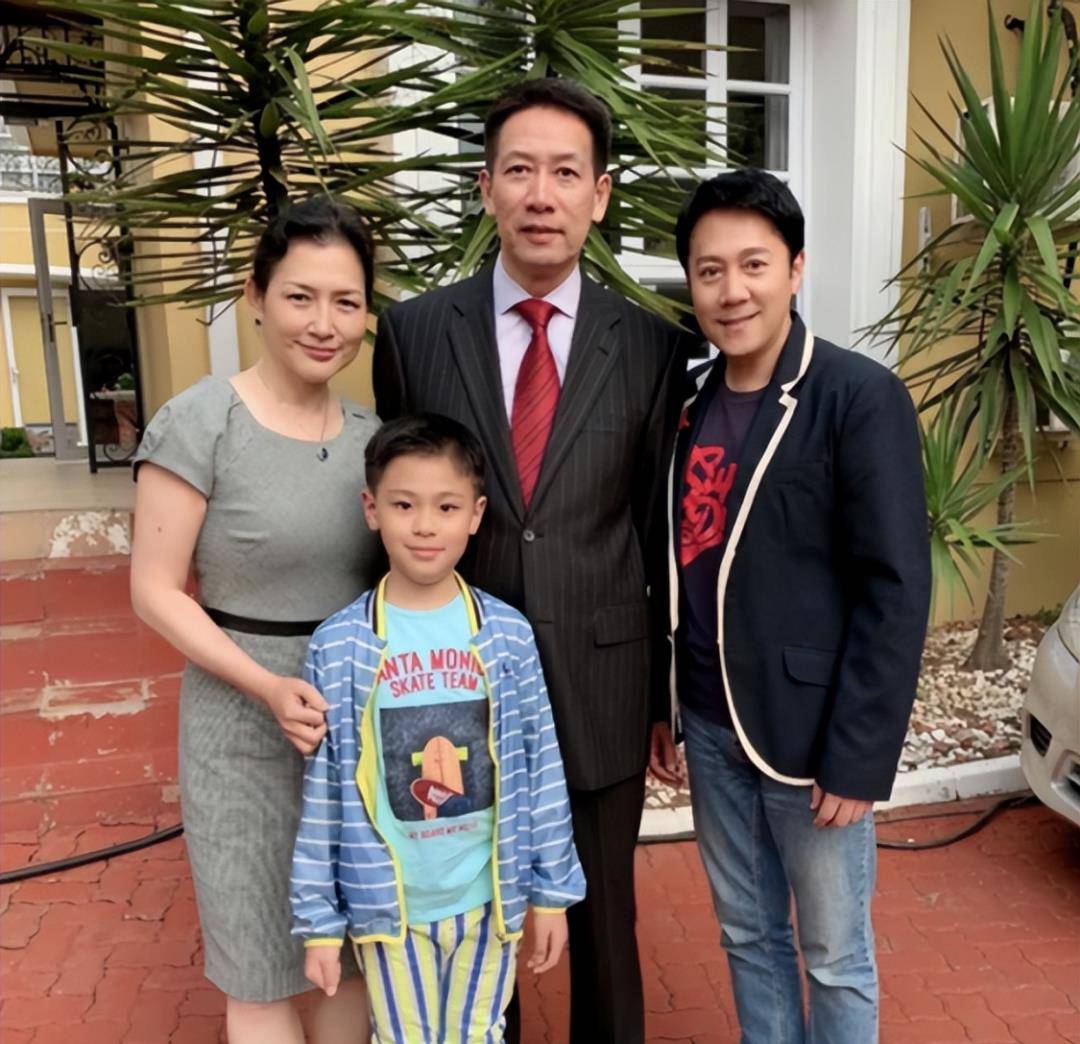 她是蔡国庆藏了30年妻子,穿灰色裙难掩贵妇美,五官精致不输明星_秦娟
