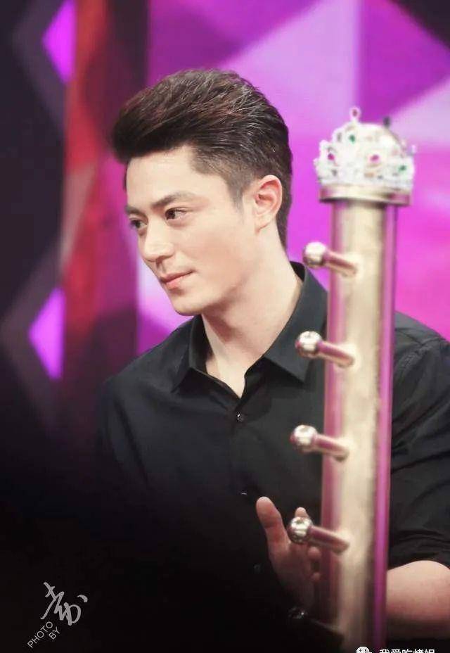 霍建华被偶遇,43岁依旧帅气不减,稀疏白发抢镜!