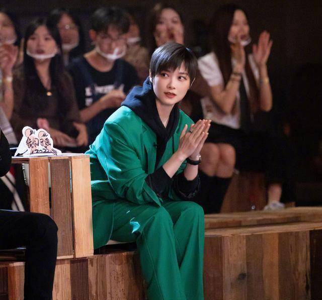 一曲终了,张亚东,老狼,李宇春等人,都在和台上的歌手们聊着天.