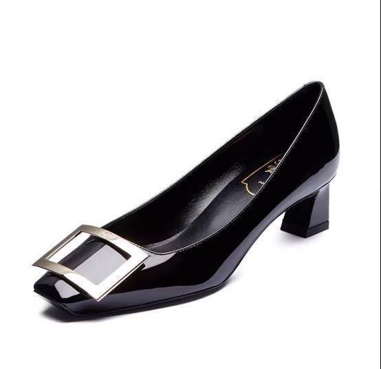 lsaintlaurenparis看到这一双黑色漆皮红底的高跟鞋,想必大家都知道