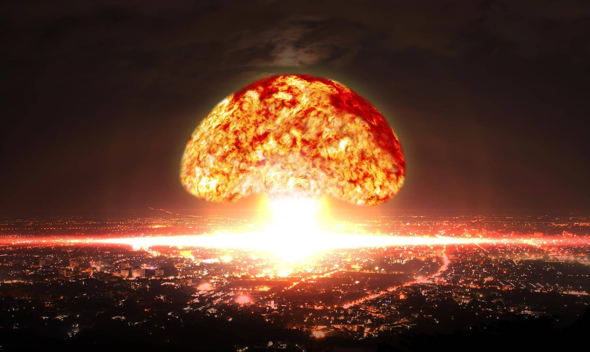 这次核爆广岛约有七万人因热辐射和冲击波立即丧生,包含时任广岛市长