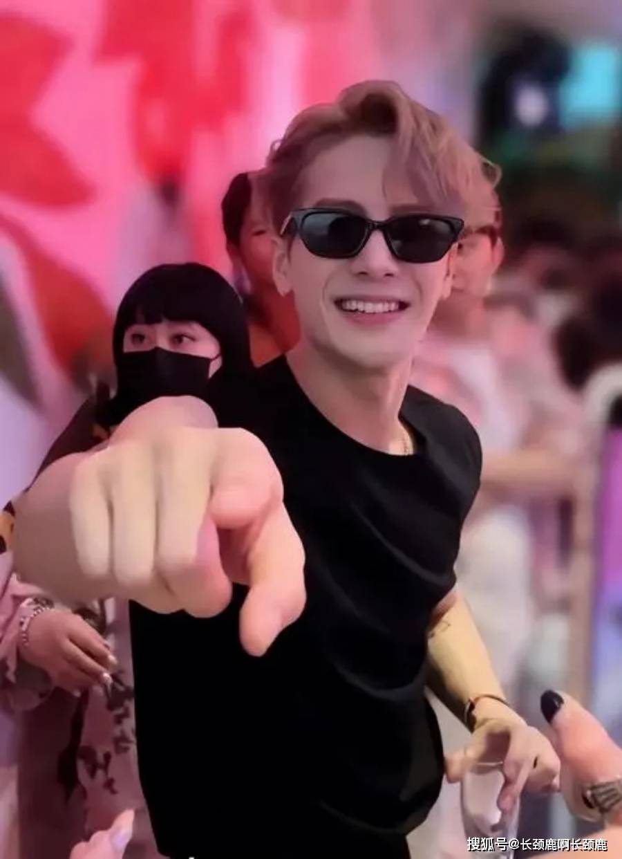 29岁女嘉宾分享与国际巨星的恋爱史,港媒分析王嘉尔可能性最大_交往