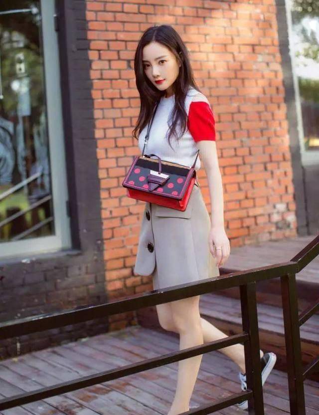 辣妈李小璐堪称人生赢家,随便穿搭都是时尚大咖_白色_运动_上身