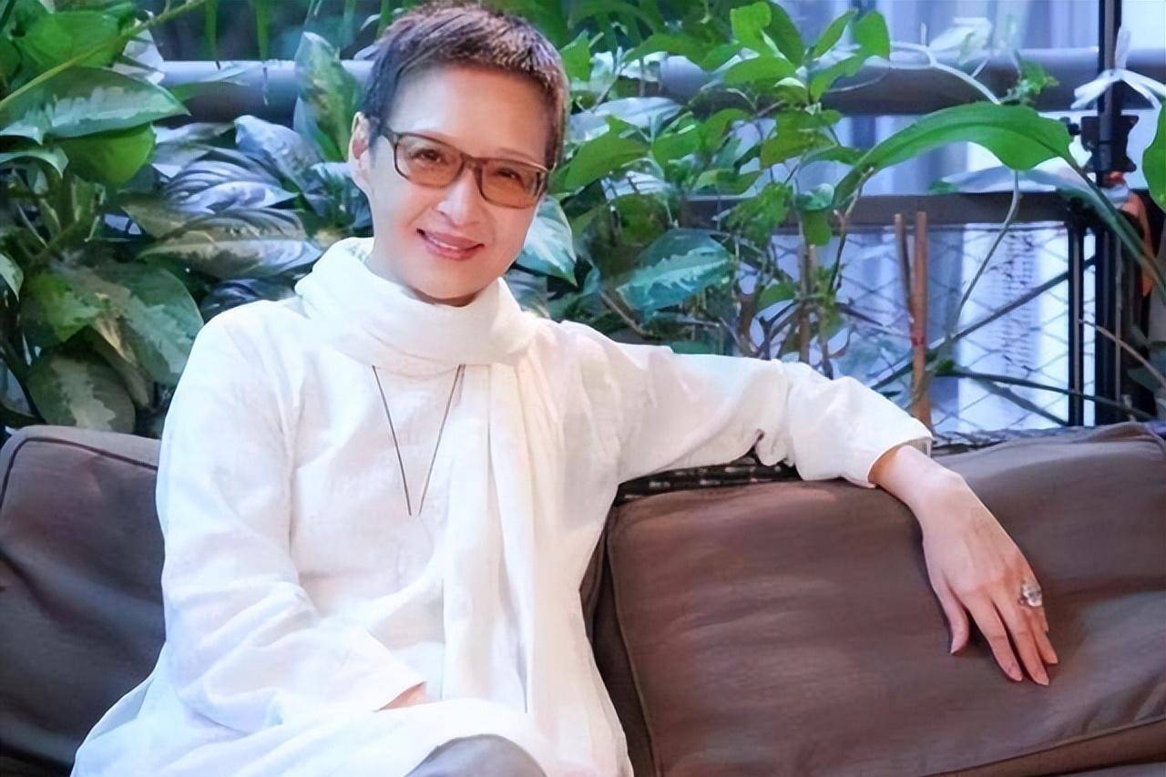 直到69岁看到胡因梦,我才知道,老了剪头发的女人可以很高级_短发_发型