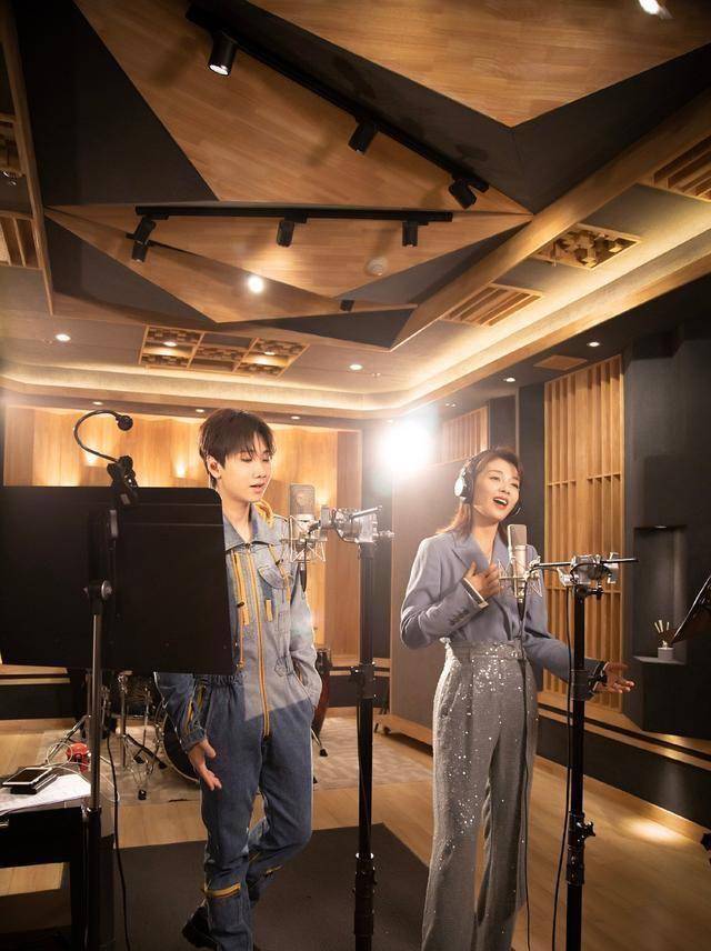 这次,一组刘涛录制音乐的造型曝光了,只见刘涛西装塞进亮片裤,美得