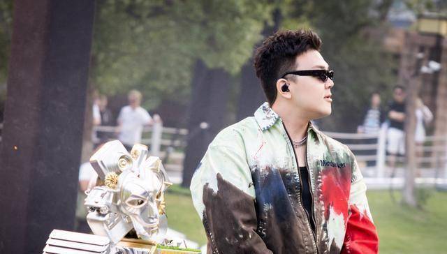 gai马思唯艾福杰尼争夺最佳专辑,众神之战了解下?_时候_说唱_作品