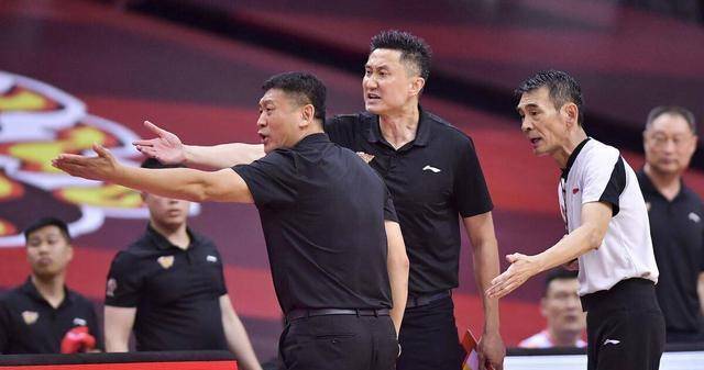 cba联赛被重罚的黑哨郑军堂而皇之当讲师,中国篮协激怒球迷_裁判_大战