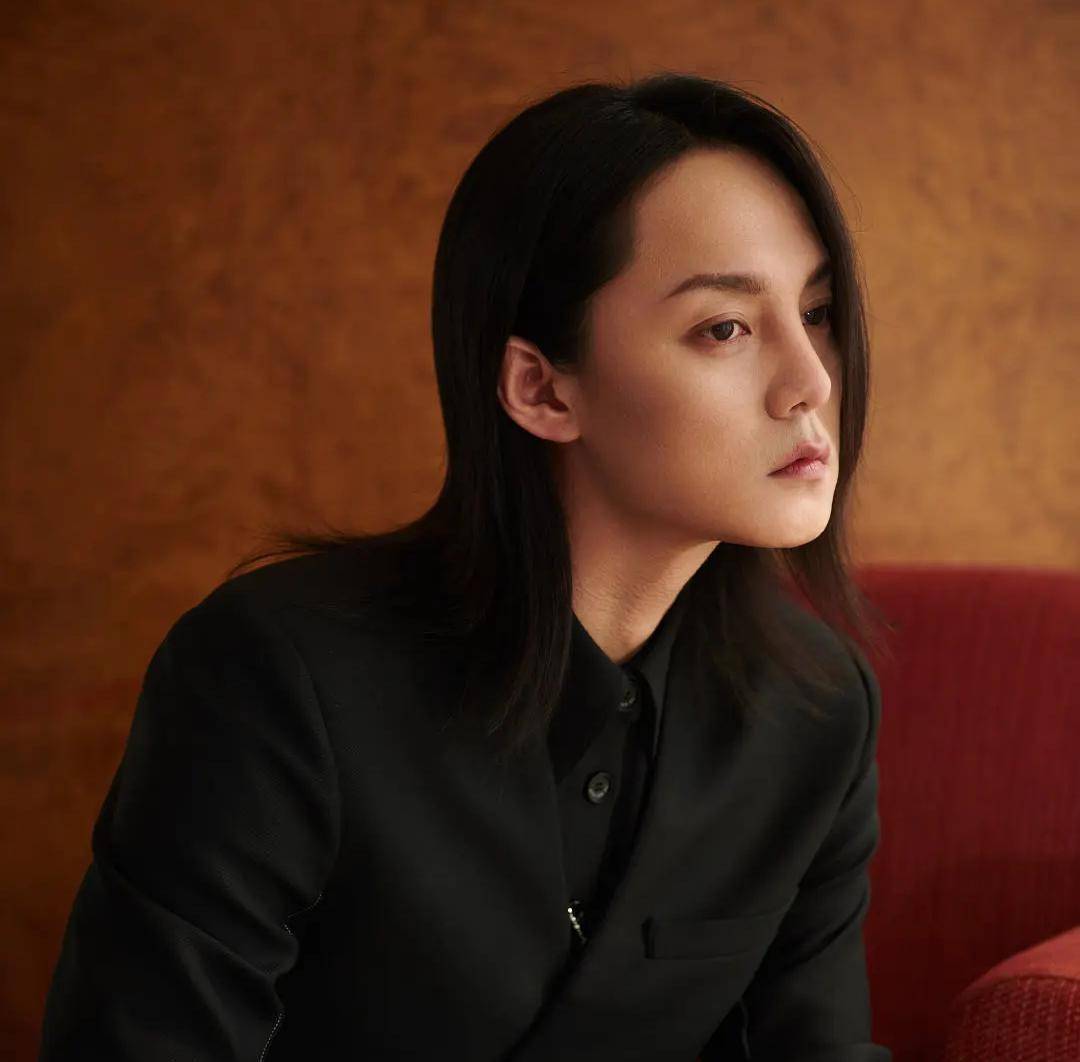 在精修照中,尹正的状态似乎还可以,整个人瘦了不少,脸部看起来很精致