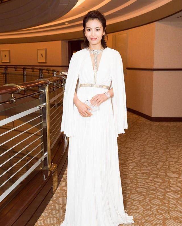 刘涛身着不规则长裙网友:走路都带风呀,不愧是霸气安迪_凹上_的设计