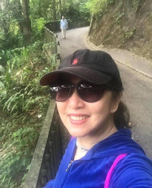 李小龙前大嫂张玛莉近况曝光,67岁明艳照人,再婚后仍冠"李"姓_李忠琛